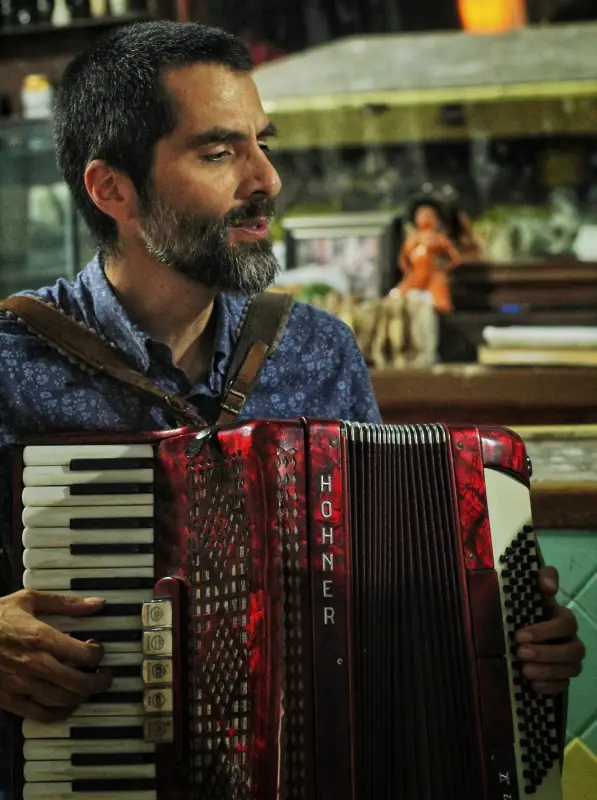 Rodrigo tocando el acordeón.